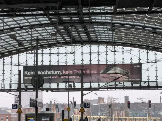 INSM ad banner at Berlin main station, that says "Kein Wachstum, kein Trävelling" (no economic growth, no Trävelling)