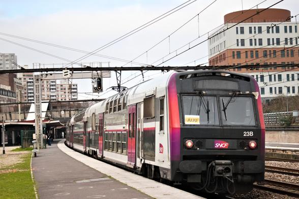 Une rame de RER&nbsp;C stationne à la gare de Choisy-le-Roi. C’est la queue de la rame et on voit, dans un coin de la vitre de la cabine conducteur, un papier sur lequel est écrit «&nbsp;JUJU&nbsp;» en caractères noirs sur fond jaune ; JUJU étant le code mission des trains de Versailles Rive Gauche Château de Versailles à destination de Juvisy.
Normalement, c’est par un afficheur lumineux au-dessus de la vitre de la cabine qu’on voit le code mission d’un train.
La rame en question est une&nbsp;Z&nbsp;8800, portant le numéro&nbsp;23&nbsp;B.