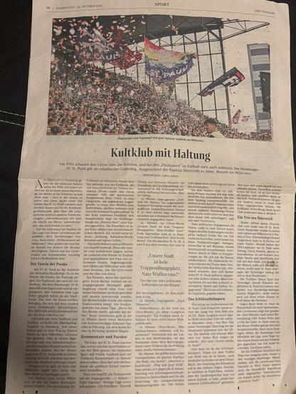 Schlechte Fotografie einer Seite der Tageszeitung Der Standard „Kultklub mit Haltung“ vom 16. Oktober