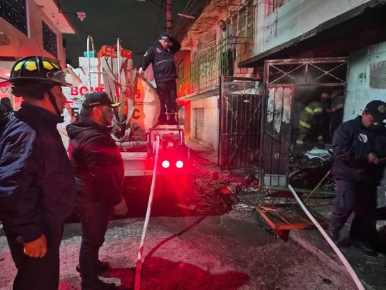 Bomberos en un incendio