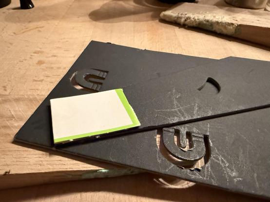 Der alte Standfuß liegt am vorgesehenen Platz auf der Rückwand und der vorbereitete Papp-Streifen wurde mit Holzleim auf den Standfuß und die Rückwand geklebt.