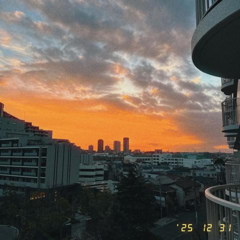 Last sunset of the year. Fake orange thanks to Hipstamatic, But isn’t it all fake anyway nowadays. At least it is not fucking AI Slop