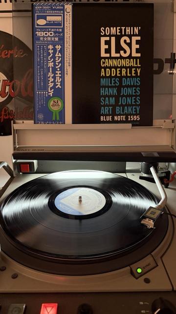 Vinyl Schallplatte „ Cannonball Adderley-Something Else“ auf einem Plattenspieler.