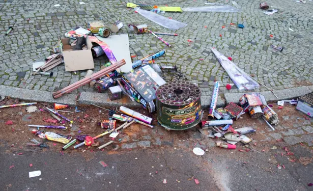 Ein noch vergleichsweise kleiner Haufen an Silvestermüll.