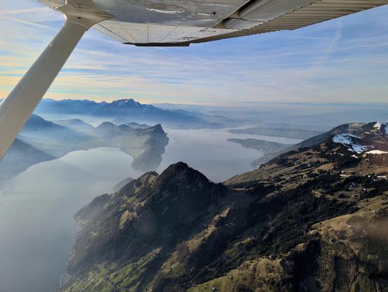 Neujahrsflug in den Schweizer Alpen - im Blick der Vierwaldstättersee