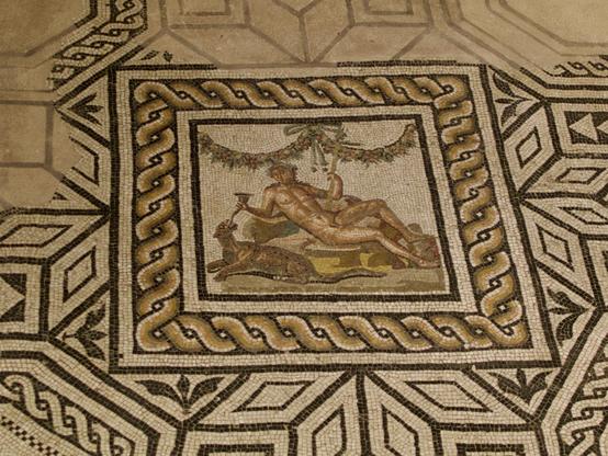 Römisches Bachus Mosaik, anatomisch korrekt und detailreich.