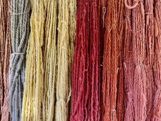 Gefärbte Wolle in unterschiedlichen Farbtönen