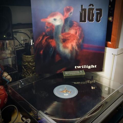 Photo d’une platine vinyle où tourne le disque Twilight du groupe Bôa.