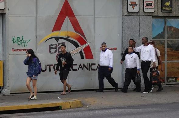 Personas caminan por una calle en Caracas | EFE/ Ronald Peña