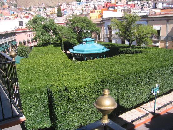 Über dem Platz in der Stadtmitte ist ein dichtes großes, grünes Blätterdach gewachsen, dass regelmäßig in Form geschnitten wird. In der Mitte des Zócalo steht ein Pavillon, in dem zwei Mal pro Woche Live-Musiker zum Tanz spielen.