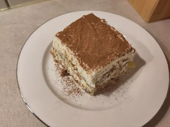 Ein Stück Tiramisu, das anstelle mit Löffelbiskuit mit Stollenscheiben hergestellt wurde