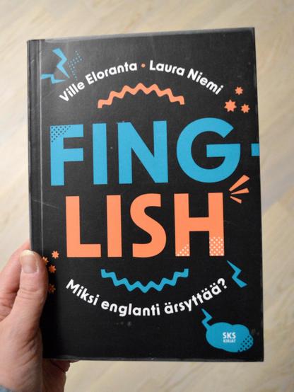 tietokirjan kansi: Ville Eloranta & Laura Niemi: Finglish: Miksi englanti ärsyttää?