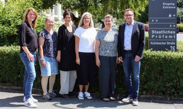 Das aktuelle Team des Prüfungsamtes (v.l.): Susanne Zenkel (Laborantin), Heike Wunderlich (Laborantin), Daniela Drechsel-Kaintzyk (Laborantin), Susanne Schödel-Guthke (Ingenieurin, Teamleitung), Bettina Mitter (Laborantin), Prof. Oliver Lottes, Leiter Prüfstelle; Bild: Hochschule Hof;
