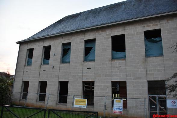 façade de l'ancienne bibliothèque côté place Louis Guillouard avec des bâches plastiques obstruant les fenêtres totalement déchirées