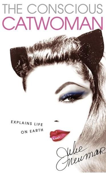 Image Description - English
The image shows the stylized cover of The Conscious Catwoman: a minimalist, iconic female portrait with only half of the face visible. Cat-like ears, a vividly made-up blue eye, and red lips stand out, symbolizing alertness, sensuality, and self-awareness. The restrained color palette and clean typography convey elegance, inner presence, and a conscious form of femininity beyond stereotypes.🖖