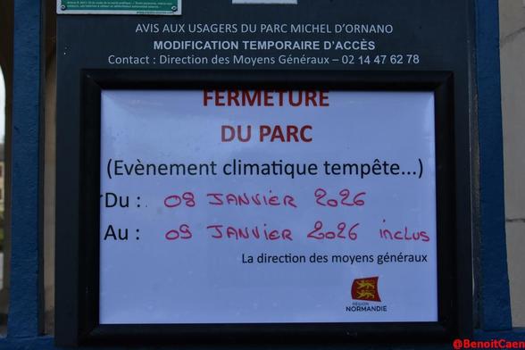panneau à l'entrée du parc d'Ornano annonçant la fermeture à cause de la tempête