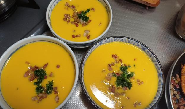 Suppe in 3 Suppentassen