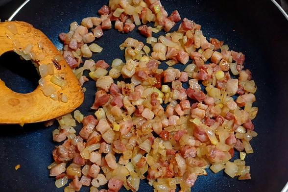 Klein geschnitten gebratener Speck