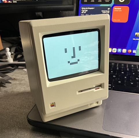 Una linda réplica de una Macintosh Classic