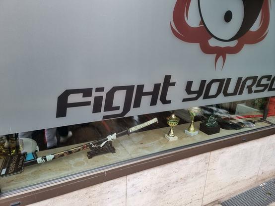 Schaufenster "Fight yourself" mit Samurai-Schwert