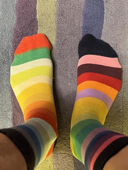 Zwei verschiedene Socken, beide gestreift und bunt