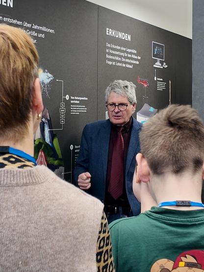 Geleitet wurde der Rundgang für die Schülerinnen und Schüler von den TUBAF-Mitarbeitern Rico Steffen und Wolfgang Gaßner (im Bild).