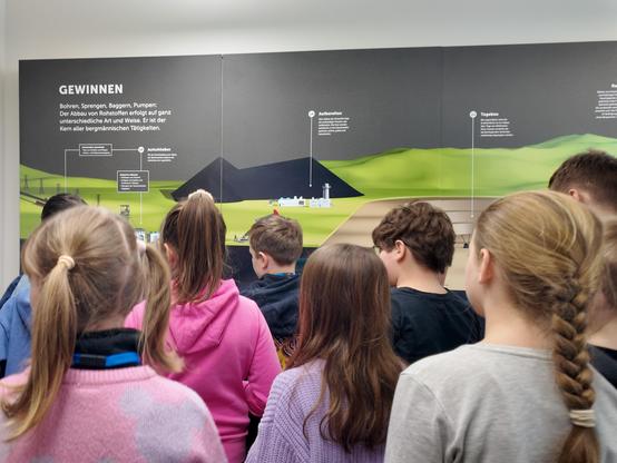 Schülerinnen und Schüler in der Ausstellung. Foto: TUBAF