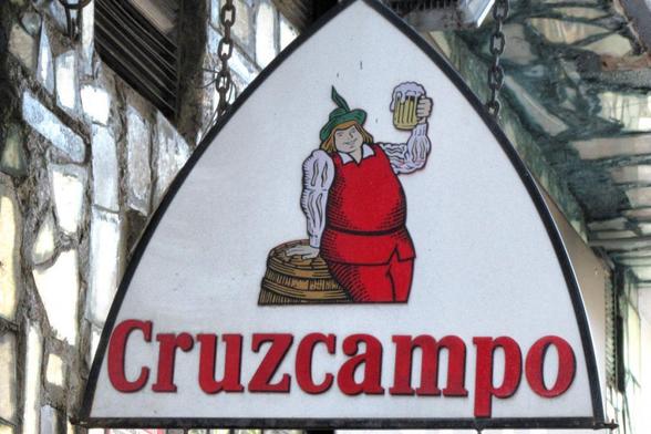 Un logotipo de Cruzcampo en un bar de Torremolinos, en Málaga. (SOPA Images)