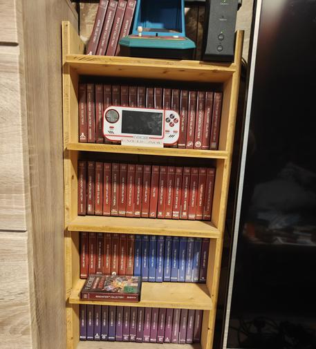 Eine Sammlung von Blaze Evercade Cartridges, inklusive dem OG Handheld