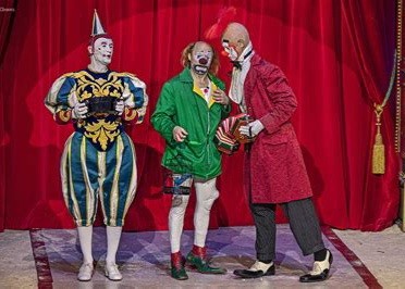 Drei clowns auf Bühne, weissclown mit spitzem Hut, der immer den gelehrten darstellt, mit bedröppelter miene der dumme August, und einer der immer der fiese ist...