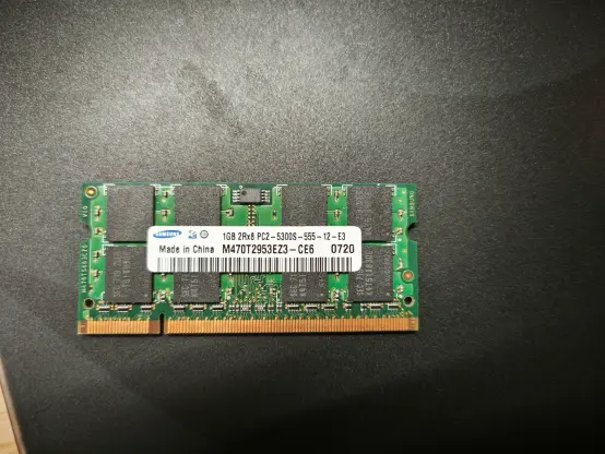 SAMSUNG RAM Modul auf schwarzer Unterlage:
Made in China
1GB 2Rx8 PC2-5300S-555-12-E3
M470T2953EZ3-CE6
0720