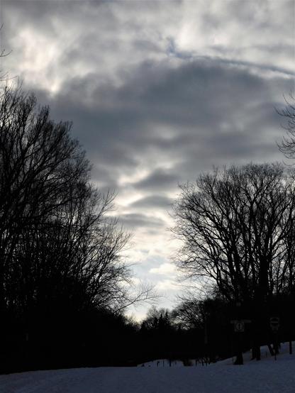 Des ombres et un ciel très menaçants. 
© 2026 Chartrand Saint‑Louis, photographie