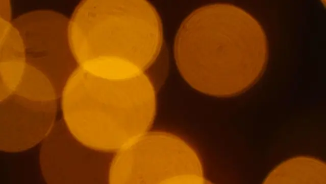 Orangefarbene unscharfe Lichtpunkte im dunklen