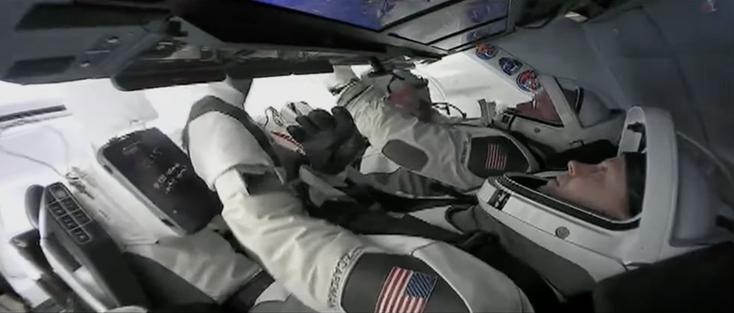 Zena Cardmanau premier plan et Mike Fincke au second plan dans le Crew Dragon quelques minutes avant le départ de l'ISS (NASA live)