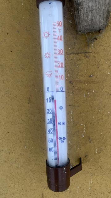 Stary termometr pokazujący -7 stopni (około)
