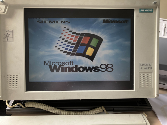 Siemens PG "Notebook" aus den 1990er, produktiv noch heute in der Industrie im Einsatz.