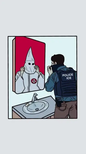 Agente ICE che si guarda allo specchio e si vede vestito come un membri del KKK (movimento suprematista bianco).