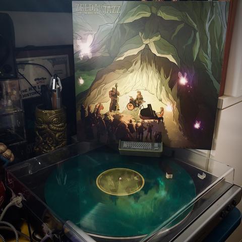 Photo d’une platine vinyle où tourne le disque Zelda & Jazz par The Deku Trio.