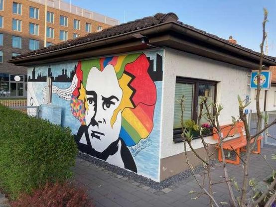 Mural mit einem stilisierten und sehr bunten Porträt von Beethoven auf einem kleinen Häuschen.