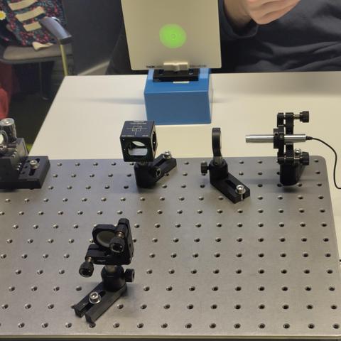 Fertig aufgebautes Interferometer mit Beugungsbild.