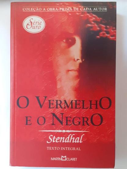 Capa do livro "O vermelho e o negro", de Stendhal. 

Sob um fundo vermelho, que sugere um líquido, a foto de um jovem. 

No topo da imagem, em letras brancas e maiúsculas está a frase 'Coleção A obra prima de cada autor".

Abaixo, no canto esquerdo  da imagem, em fundo branco com letras vermelhas está um logotipo oval com o texto "Série Ouro". 

Na metade inferior da imagem está em grandes letras negras e maiúsculas "O vermelho e o negro", título do livro. 

Mais abaixo, em letras brancas imitando escrita manual está "Stendhal", nome do autor do livro. 

Na linha de baixo, em letras maiúsculas brancas e pequenas está 'Texto integral'. 

Por último, na no centro da parte inferior da imagem está o logotipo da editora Martin Claret, que publicou o livro.