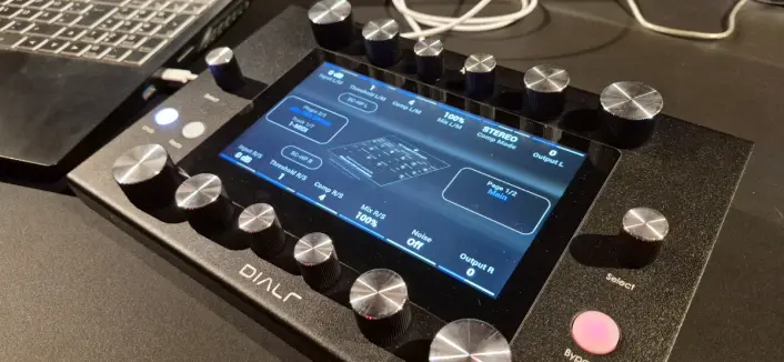 Producely Dialr Schrägansicht mit geöffnetem Waves dB160 Kompressor