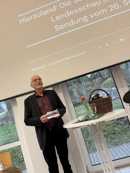 Ortsbürgermeister Friedhelm Kunz am Rednertisch blickt auf das Jahr 2025 zurück.