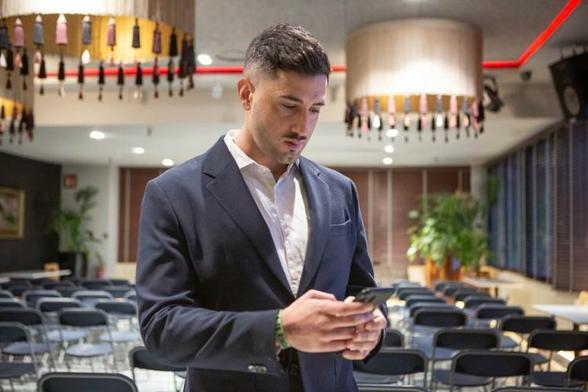 Juan Pedro Ramírez en una sala de conferencias.