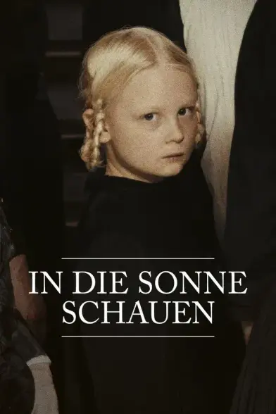 Das Plakat des Films "In die Sonne schauen" von 2025:
Auf einem schwarz-weiß gehaltenen Bild schaut ein blondes kleines Kind ernst in die Kamera. links und rechts sind Erwachsene zu sehen. 
Vor der schwarzen Kleidung des Kindes ist in weißer, feiner Schrift in Großbuchstaben "In die Sonne schauen" geschrieben. Die Schrift ist oben und unten von ebenso weißen feinen Trennlinien eingerahmt.