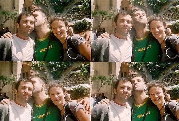 Une photo coupée en quatre (prises à quelques fractions de secondes d’intervalles) montrant 3 personnes se prenant dans les bras