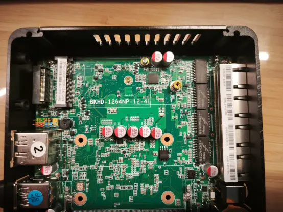 Innenansicht des Routers. Es gibt einen DDR5 RAM Speicherplatz, einen M2 NVme Slot.
Das innere sieht sehr sauber aus. 

Das Mainboard identifiziert sich als:
1264NP-12-4L-MB