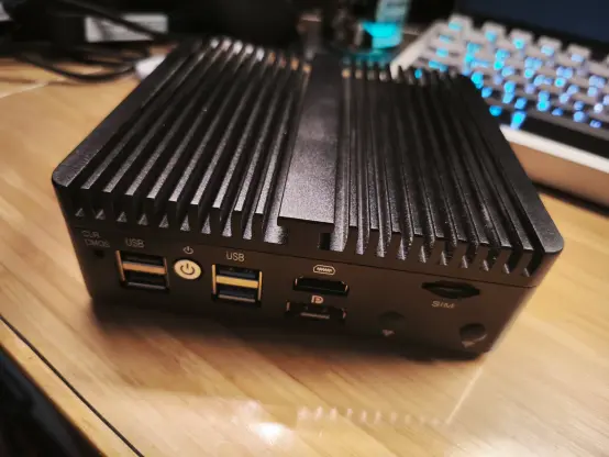 Vorderseite / Draufsicht des X2G N100 Routers mit 2 USB2.0 2 USB 3.0, einem HDMI-Port und einem Displayport. SIM und Antennen sind nicht belegt.

Das schwarze Gehäuse hat eine gute Hitzeableitung durch entsprechende Lamellen.