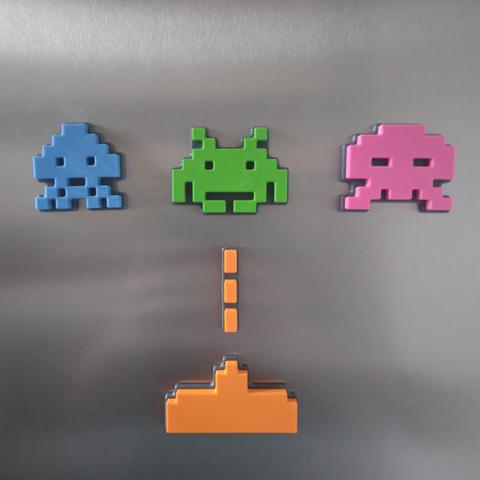 Set de 5 magnets. 3 extraterrestres, un vert, un bleu et un rose. Un vaisseau orange et son tir.
