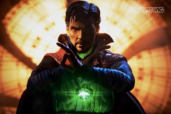 Dr Strange opens the Eye of Agamotto revealing the time stone with its green glow